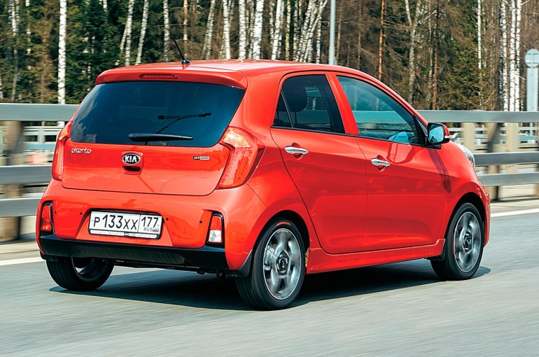 Сзади обновленный Picanto безошибочно определяется по черной полосе под бампером.