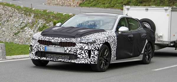 Большой седан Kia Stinger впервые заметили на тестах