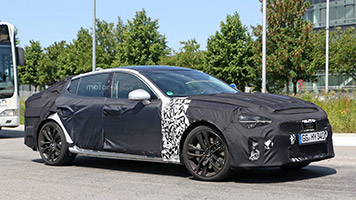 Большой седан Kia Stinger впервые заметили на тестах